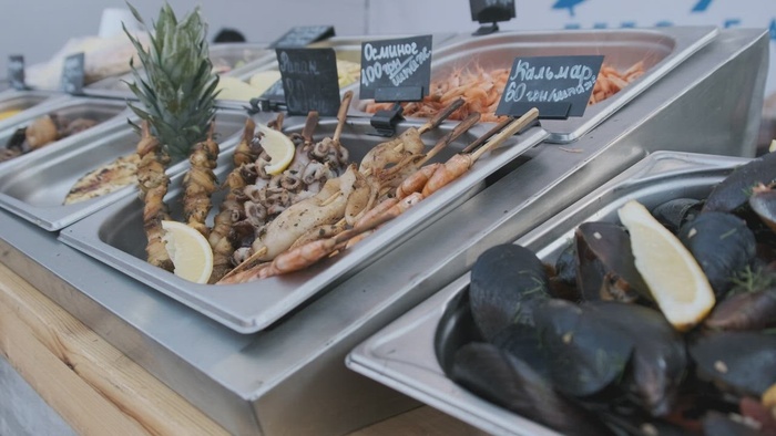 在街上的烤串上展示食物