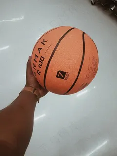 一只手拿篮球图片 一只手拿篮球图片