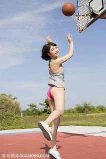 打篮球的日本短发美女霜月めあ图片