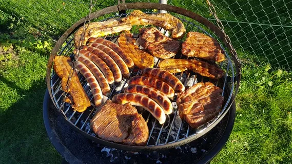 户外烤肉烤肠图片 户外烤肉烤肠图片