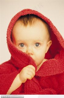 咬着棉毯一角的婴儿