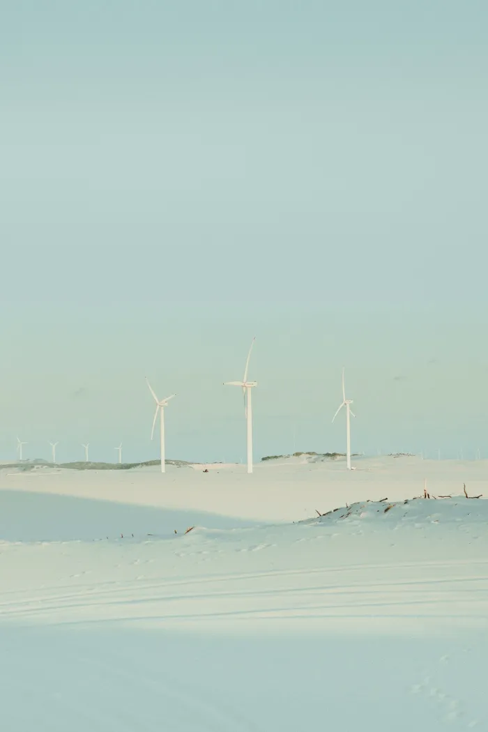雪山山顶风车
