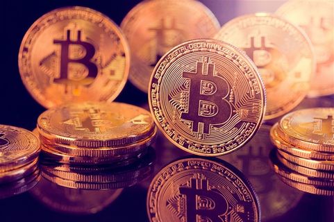 桌子上的金币高清图片钱的图片