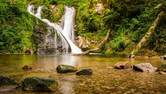 一泻而下美丽的山涧瀑布