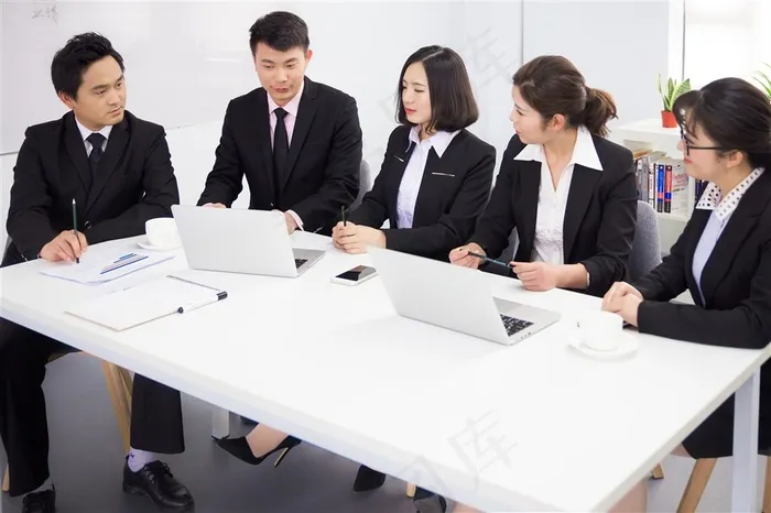 在开会的办公人员