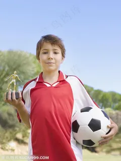 儿童摄影广告元素 穿着运动装拿着奖杯抱着足球的外国男孩 儿童摄影广告元素 穿着运动装拿着奖杯抱着足球的外国男孩