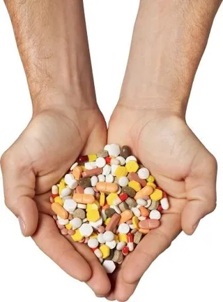 手中的药片 PNG免抠