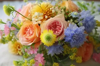 地上放着的一大束鲜花摄影图