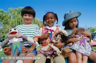 抱着布娃娃的儿童