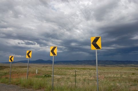 黄色箭头指示牌图片