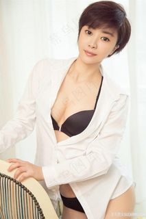 方圆短发衬衣性感写真图片