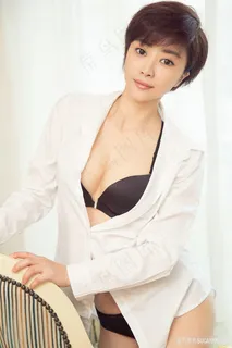 方圆短发衬衣性感写真图片