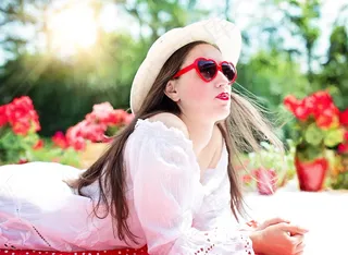 春天户外女生图片