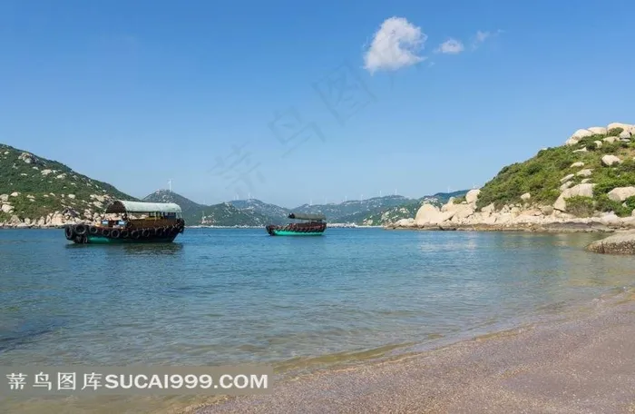 海滨渔船蓝天沙滩美景