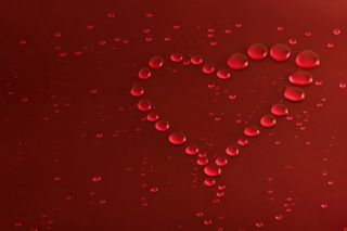 水珠状红色爱心背景图片