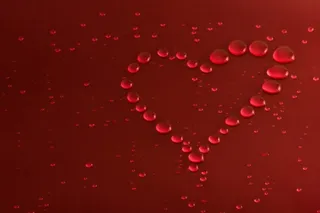 水珠状红色爱心背景图片