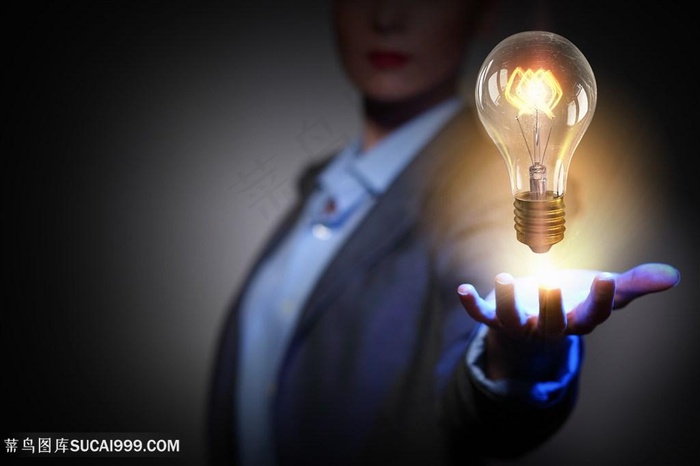 在手心亮起的电灯泡创意高清图