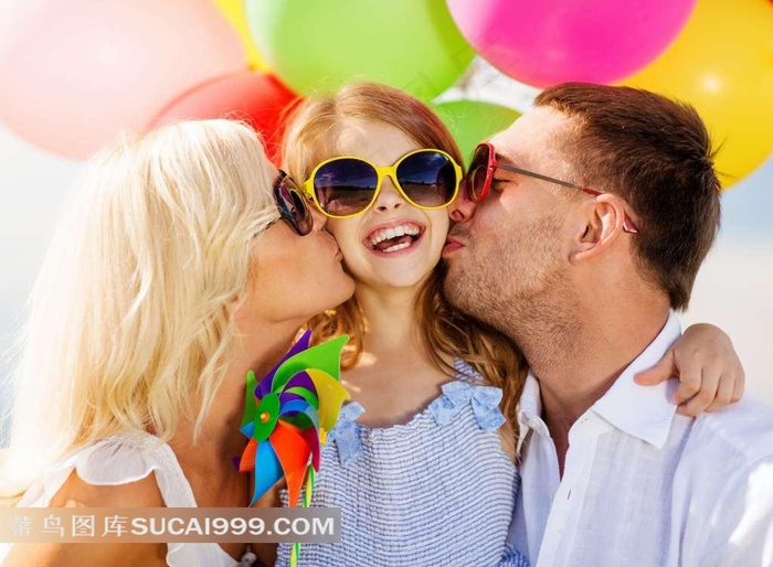 父母亲吻孩子合照