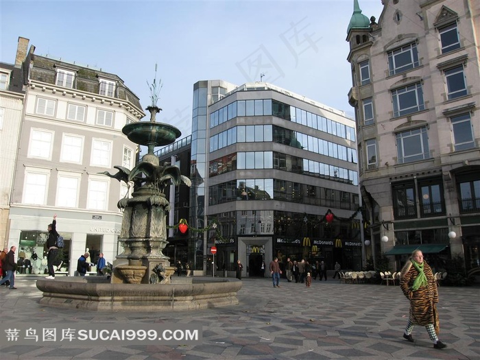 哥本哈根市政厅广场商业街中心的欧式喷泉雕塑