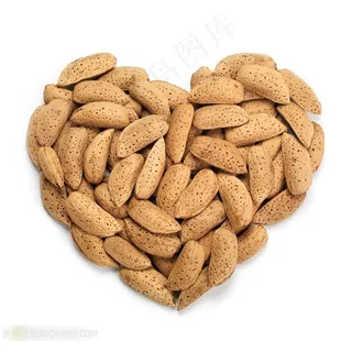 带壳杏仁组成的心创意设计摄影高清图片