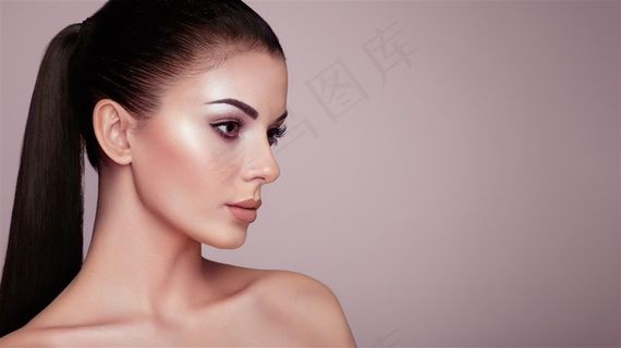 美女展示炫彩秀发高清图片