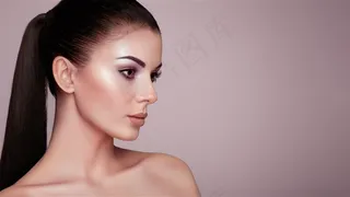 美女展示炫彩秀发高清图片