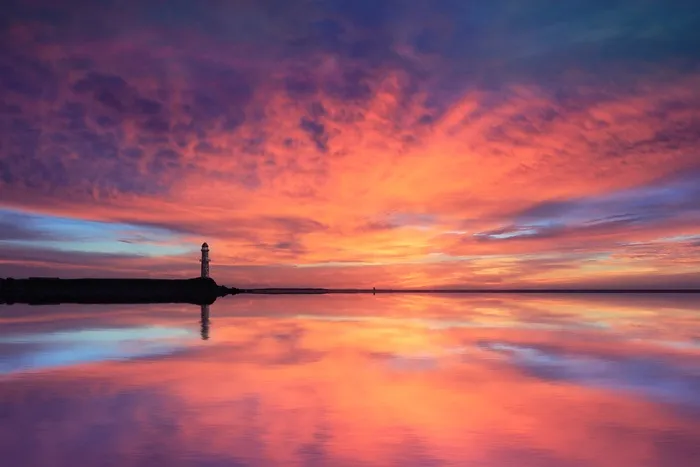 黄昏灯塔红色天空海边