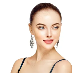 戴着吊坠耳饰的气质美女高清图片