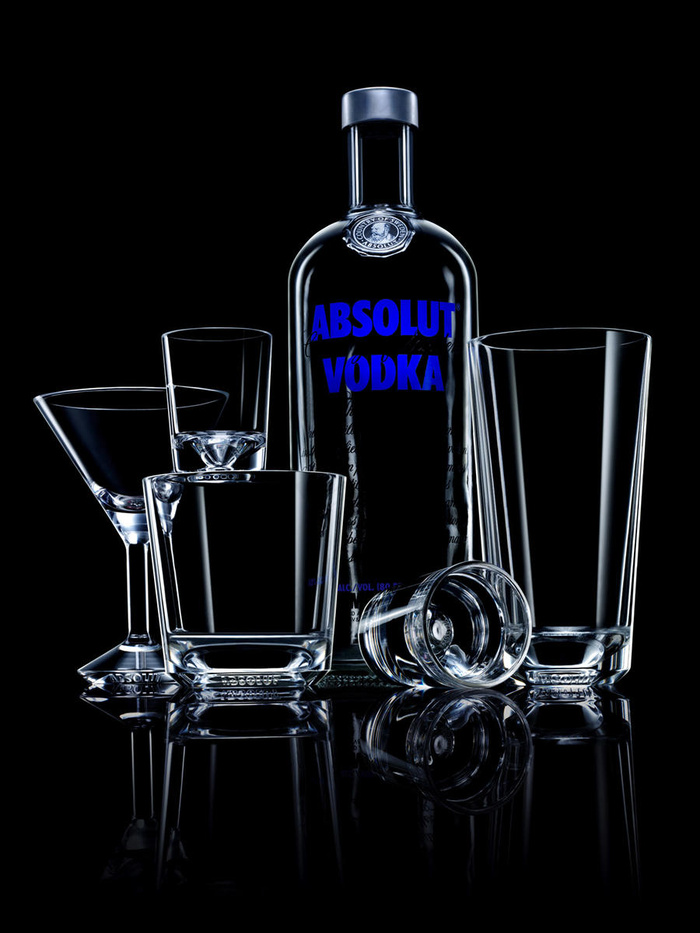 绝对伏特加和各种酒杯