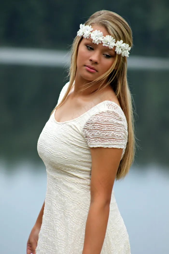 白裙美女写真图片