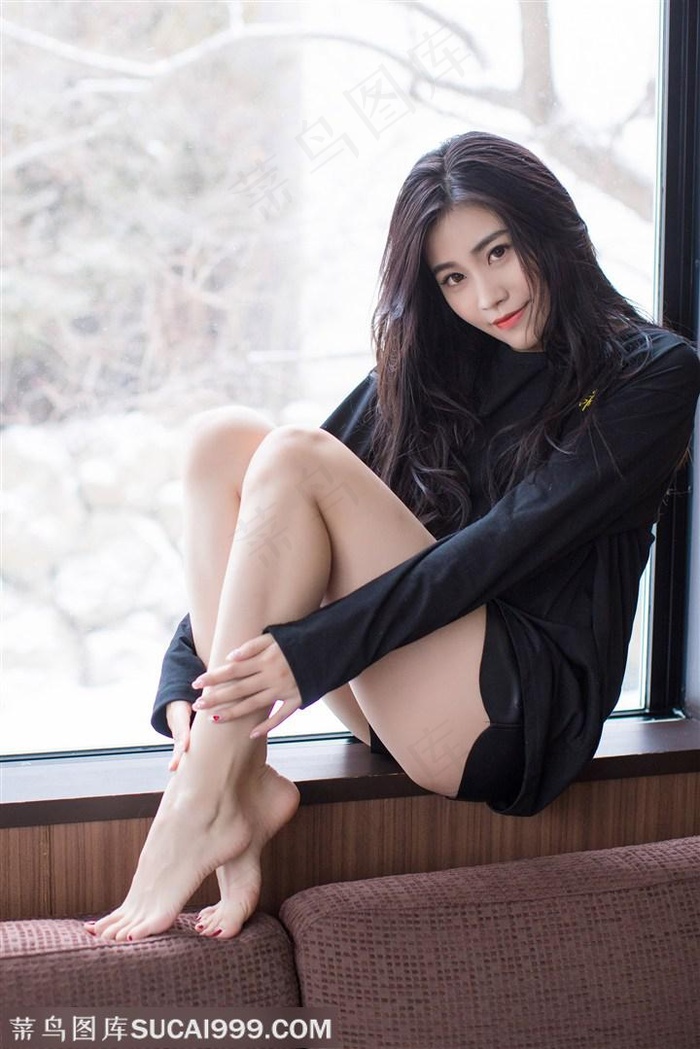 坐在窗户边的性感美女许诺高清图片