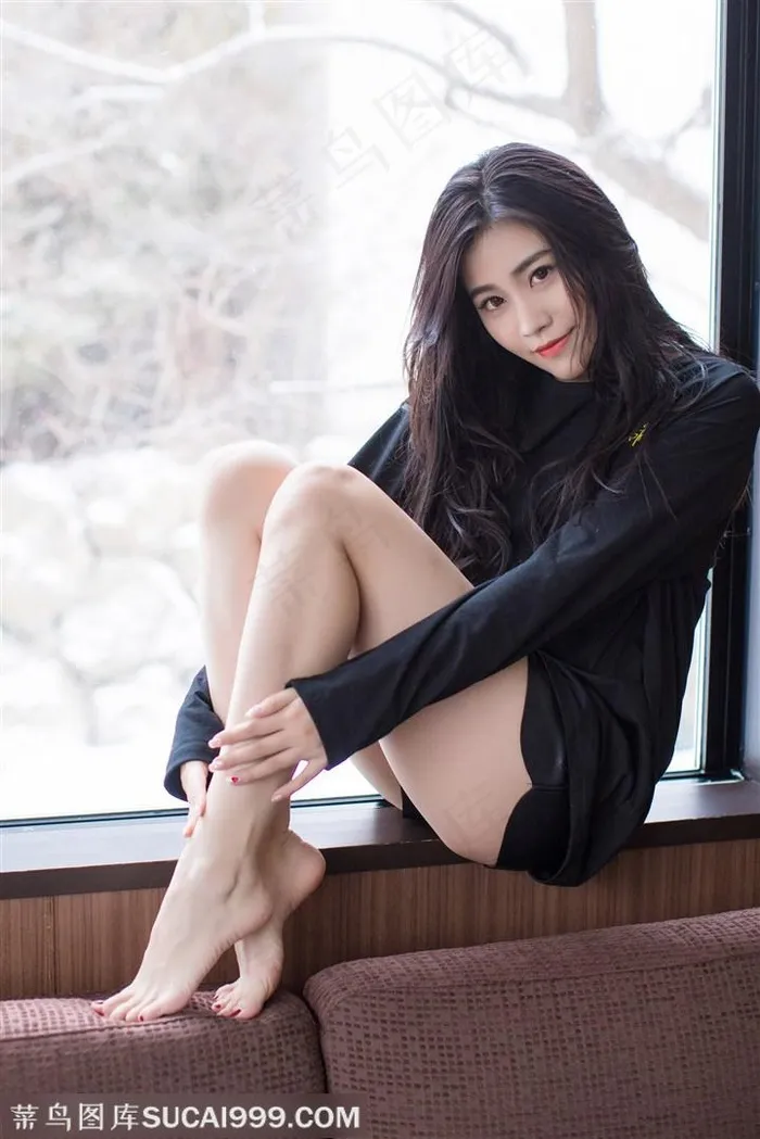 坐在窗户边的性感美女许诺高清图片