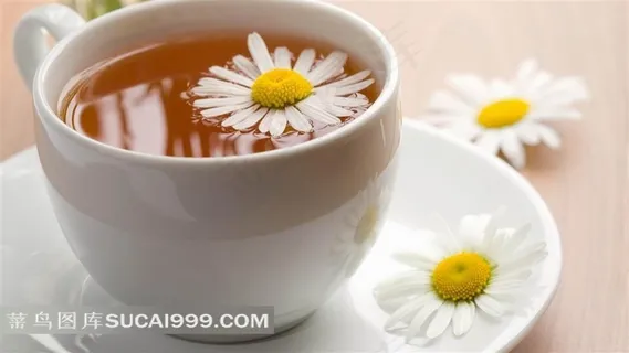 几朵雏菊与装满红茶的白色茶杯