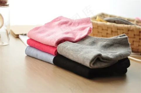 放在木板上的纯色袜