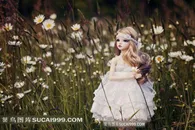 可爱的少女玩偶花丛中的金发女孩