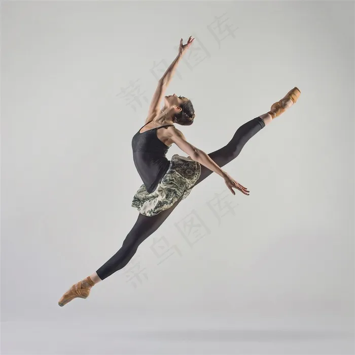 空中劈叉现代舞美女图片