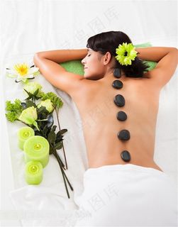 美容SPA系列 - 正在给背部做石头健康护理的女子
