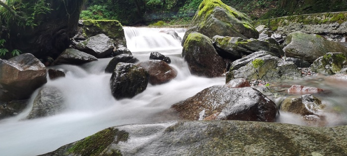 丝绢流水青山绿水溪流绿石延时拍摄