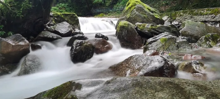 丝绢流水青山绿水溪流绿石延时拍摄