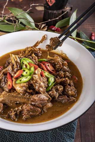 中式辣子鸡美食摄影图