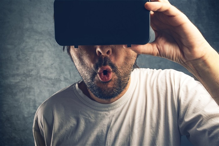 戴着VR眼镜的时尚人物