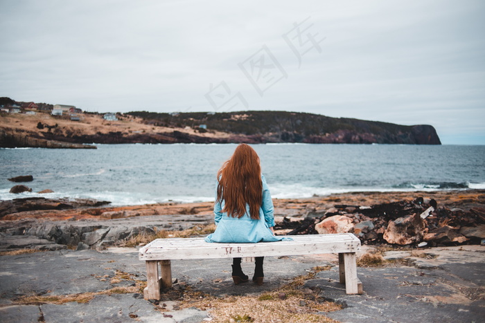 看海非主流美女背影图片