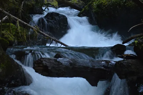 户外岩石瀑布图片 户外岩石瀑布图片