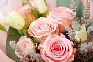 一束鲜切花花束粉玫瑰白玫瑰摄影图