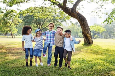 草地上的小孩们