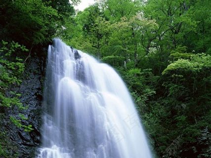 山脉间奔流而下的瀑布