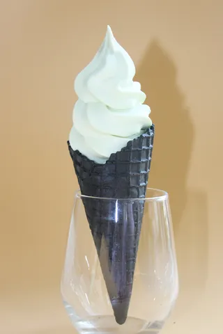 黑巧克力蛋卷冰淇淋广告