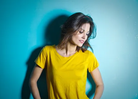 黄色T恤美女图片 黄色T恤美女图片