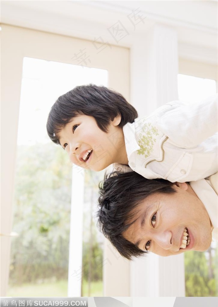 幸福的一家-在爸爸背上玩耍的男孩