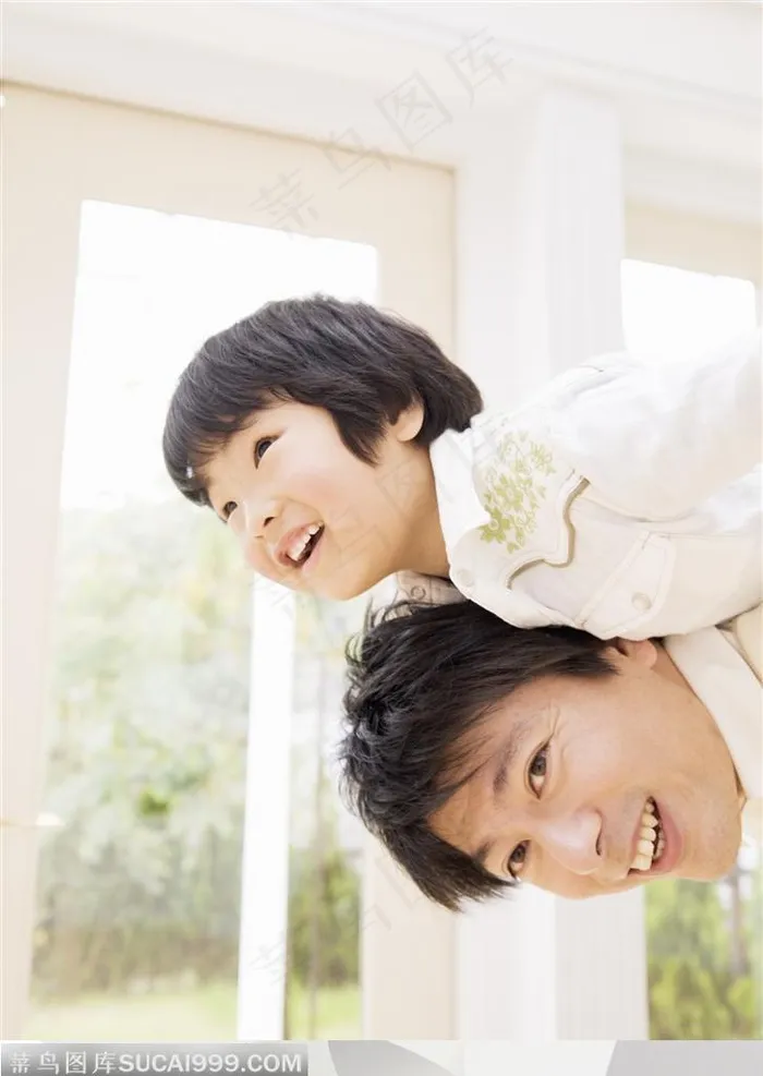 幸福的一家-在爸爸背上玩耍的男孩